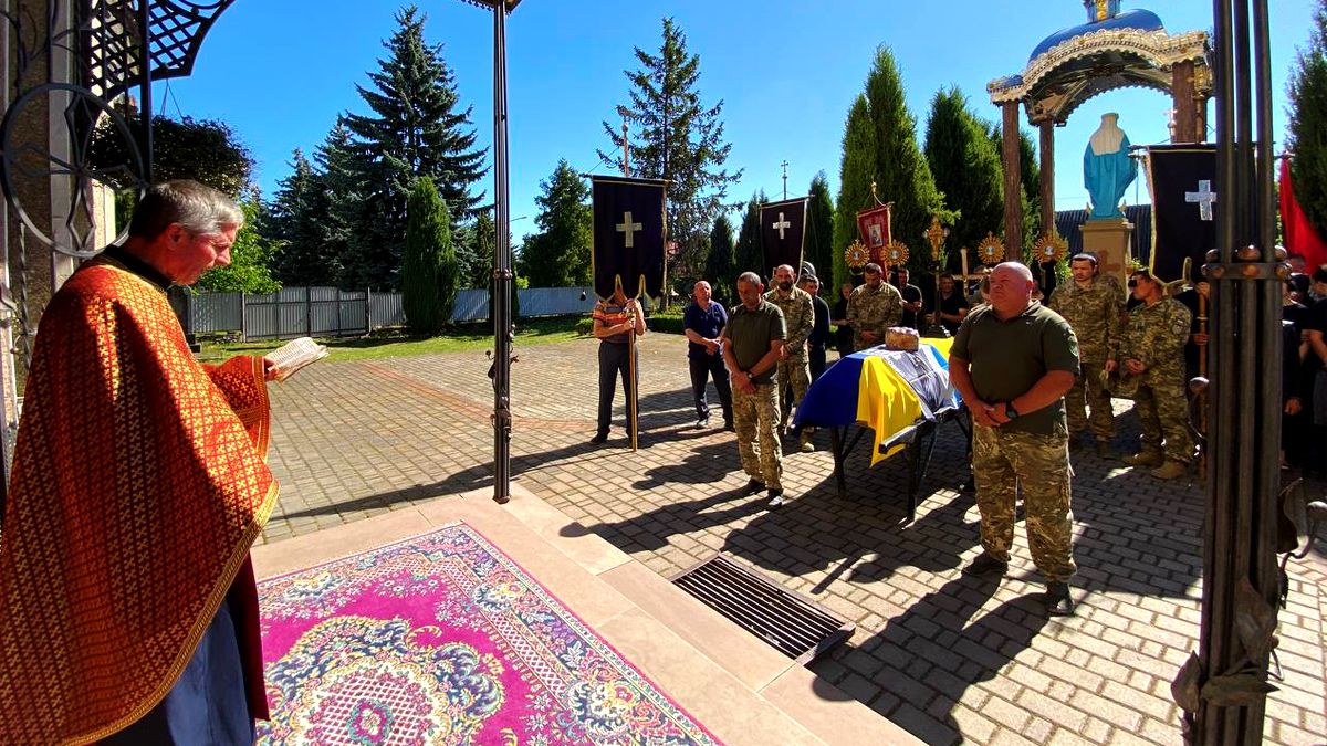 На Городенківщині в останню дорогу провели загиблого воїна Володимира Хруника 5