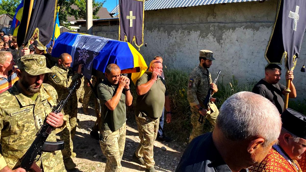 На Городенківщині в останню дорогу провели загиблого воїна Володимира Хруника 3