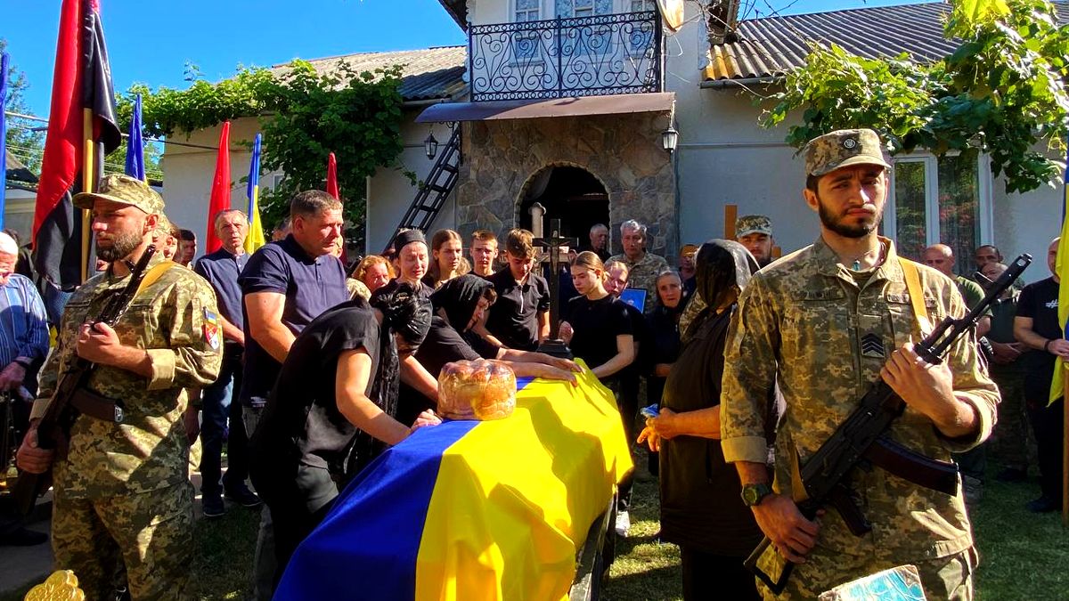 На Городенківщині в останню дорогу провели загиблого воїна Володимира Хруника 2