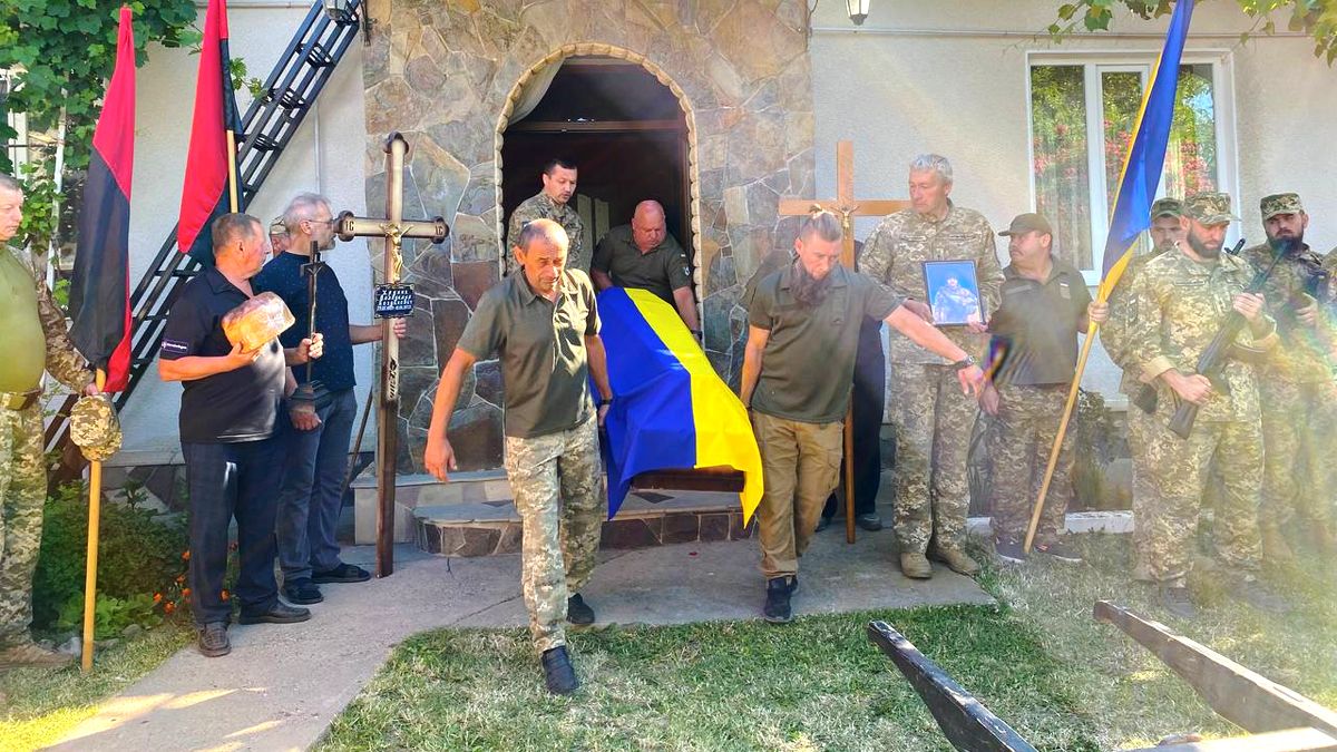 На Городенківщині в останню дорогу провели загиблого воїна Володимира Хруника 1