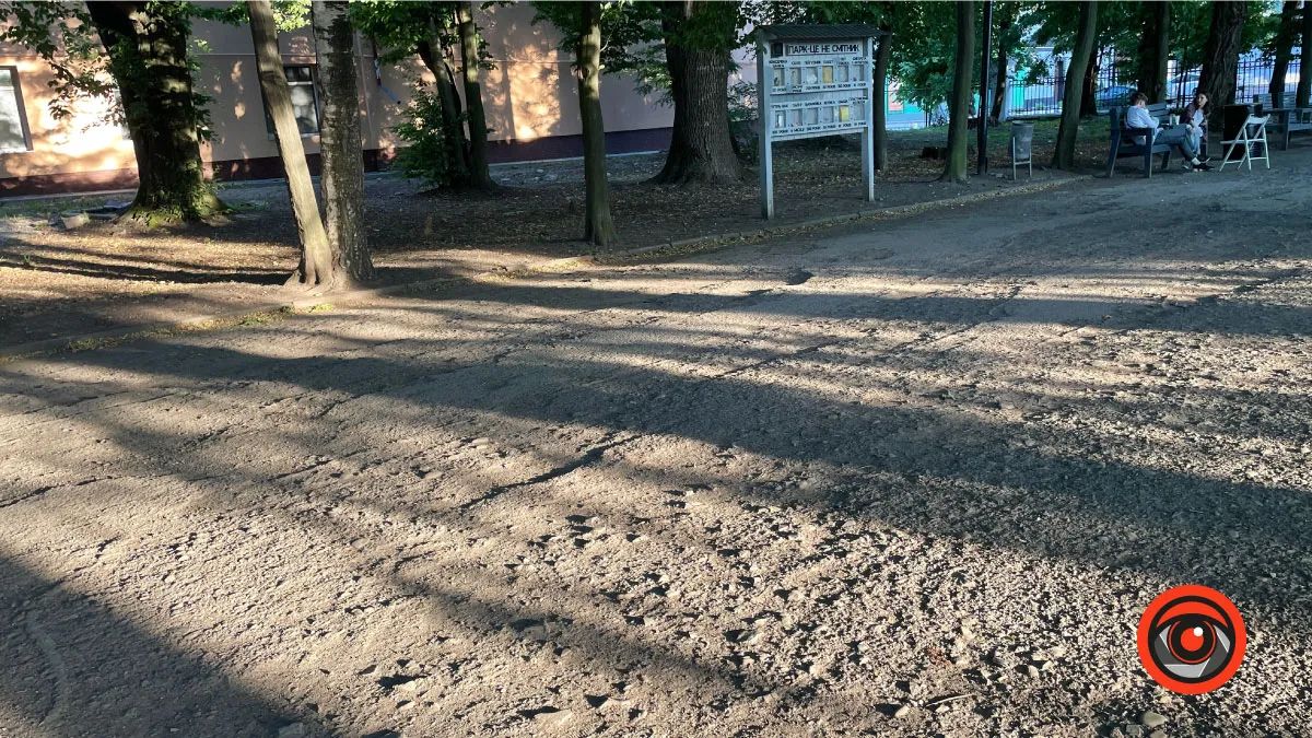 Так виглядає центральна алея парку культури і відпочинку в Коломиї Так виглядає центральна алея парку культури і відпочинку в Коломиї