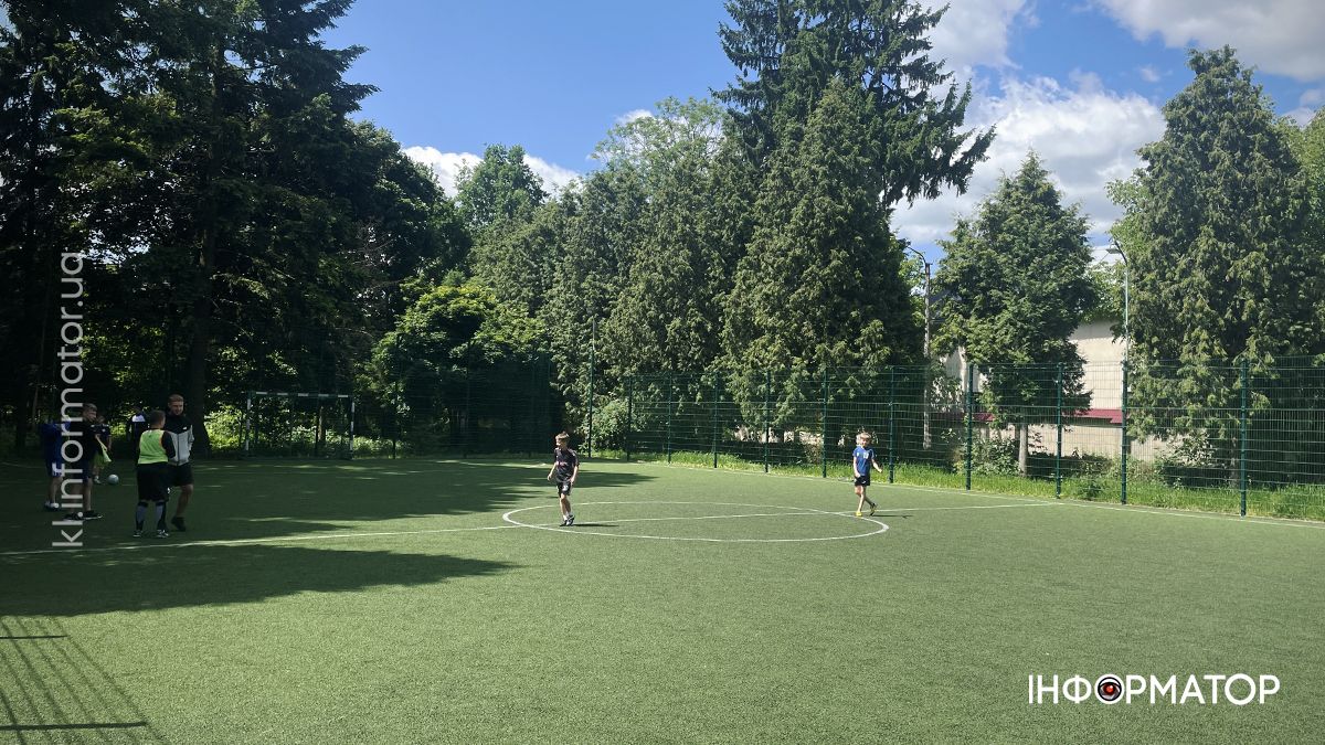 Де в Коломиї можна пограти в футбол: добірка полів зі штучним покриттям