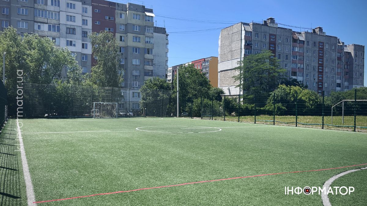 футбольні поля 8