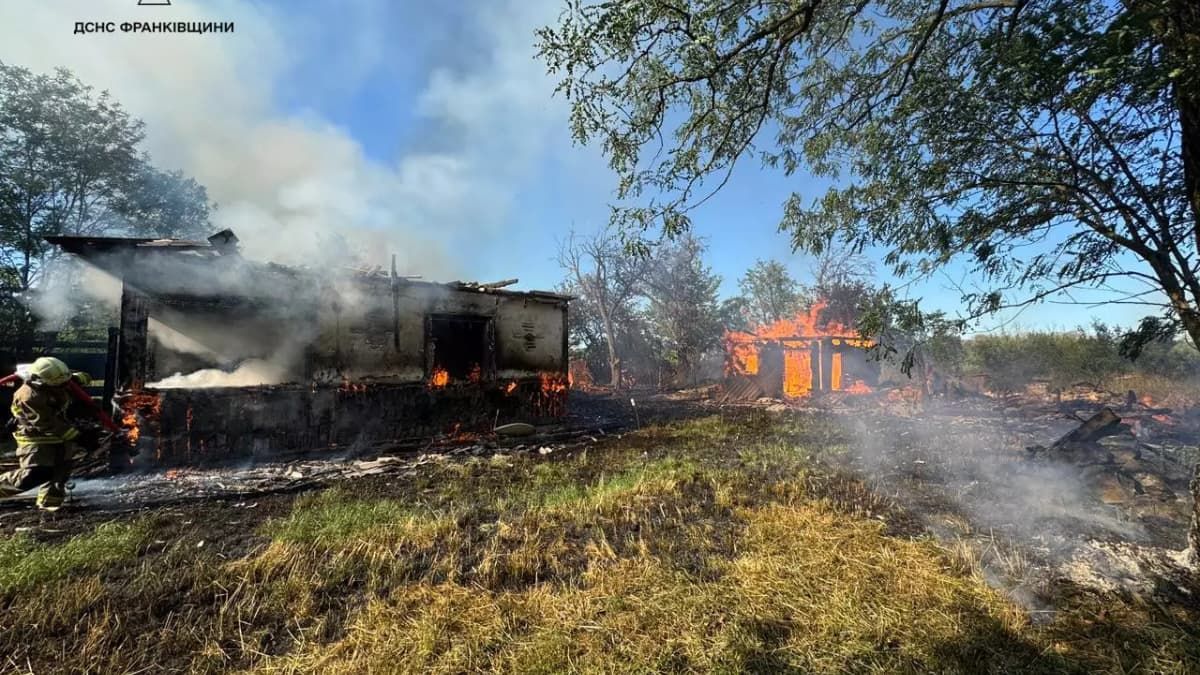 На Надвірнянщині через пожежу сухостою загорівся житловий будинок