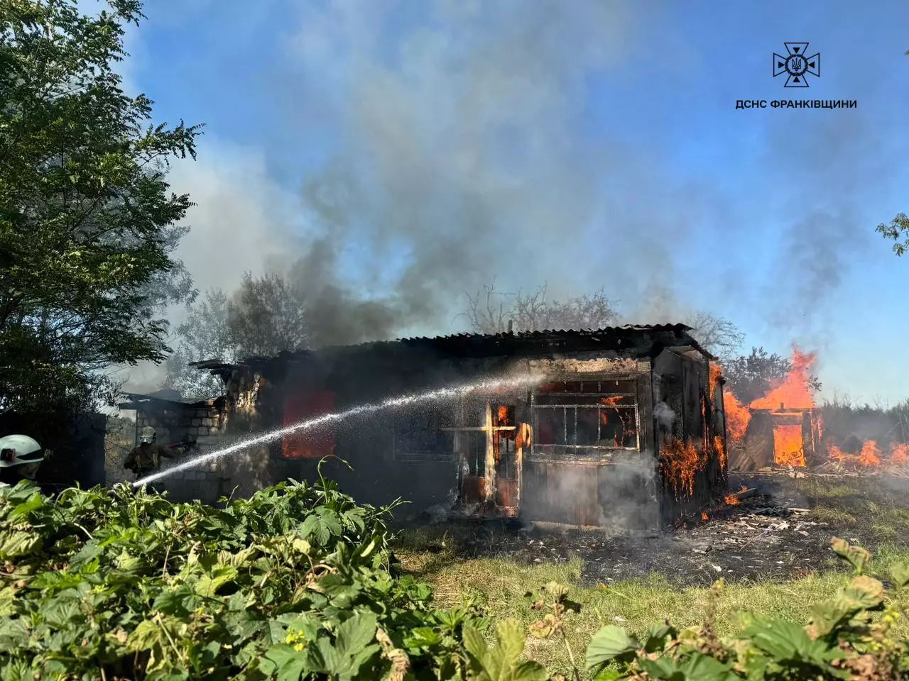 На Надвірнянщині через пожежу сухостою загорівся житловий будинок 1