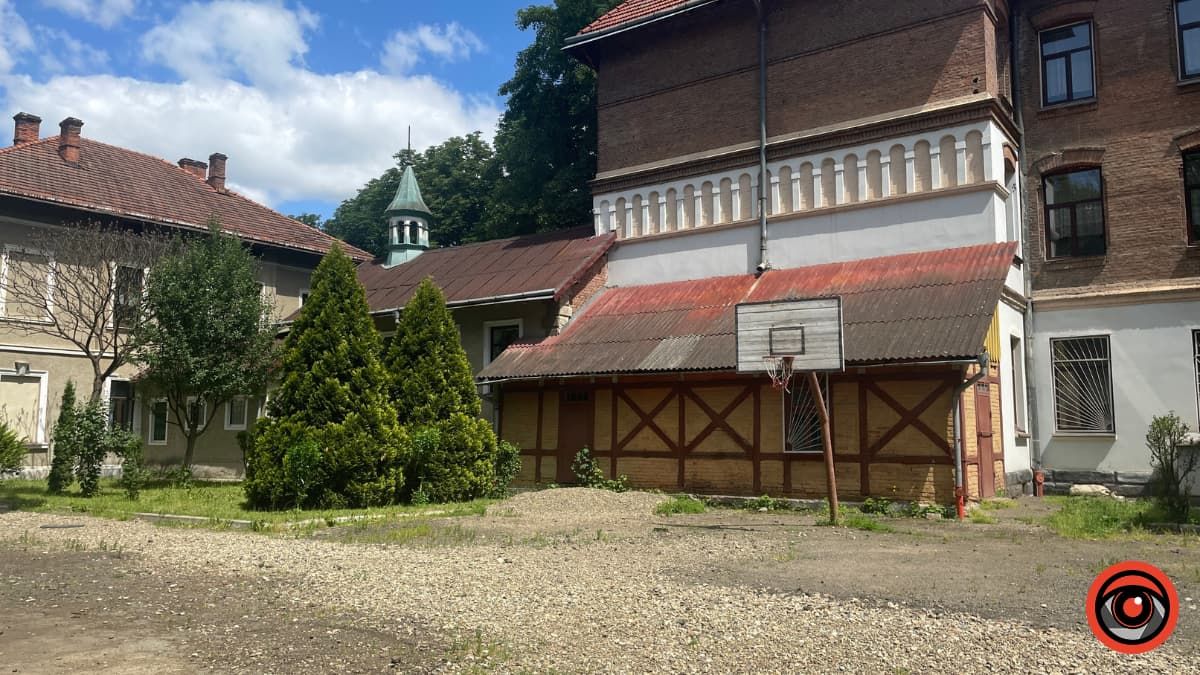 Баскетбольний майданчик