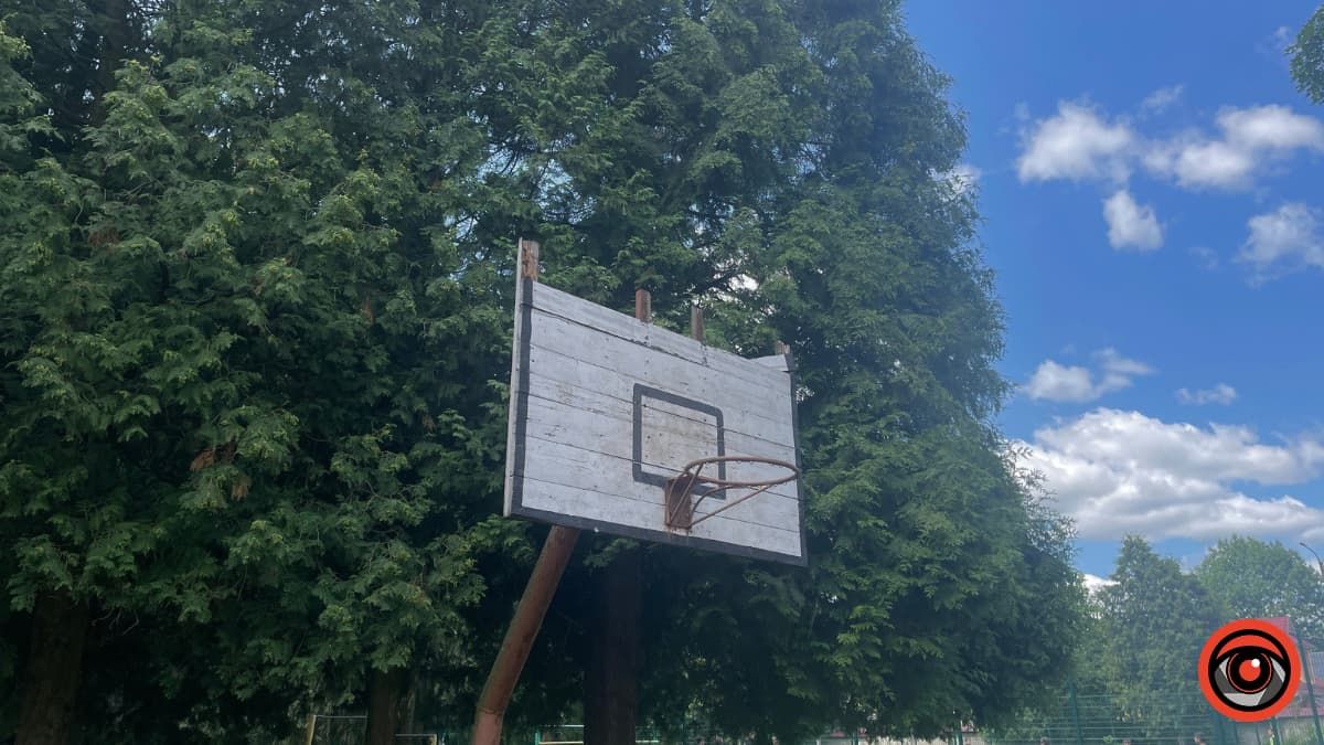 Пошкоджене баскетбольне кільце