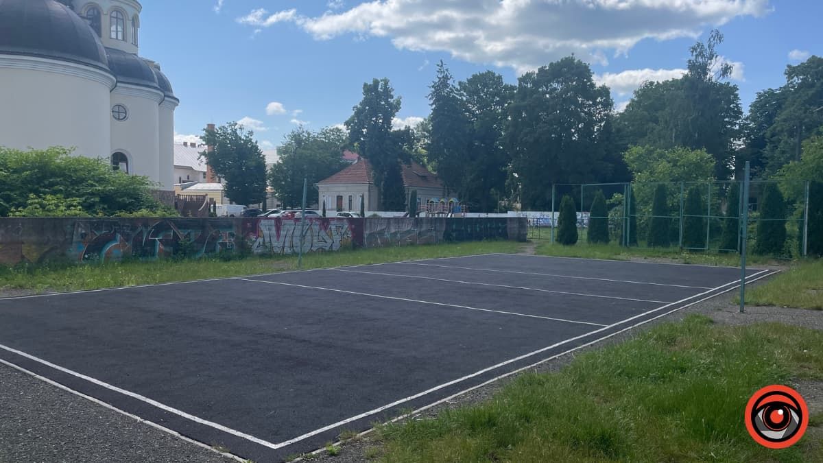 Волейбольний майданчик у Коломийській гімназії