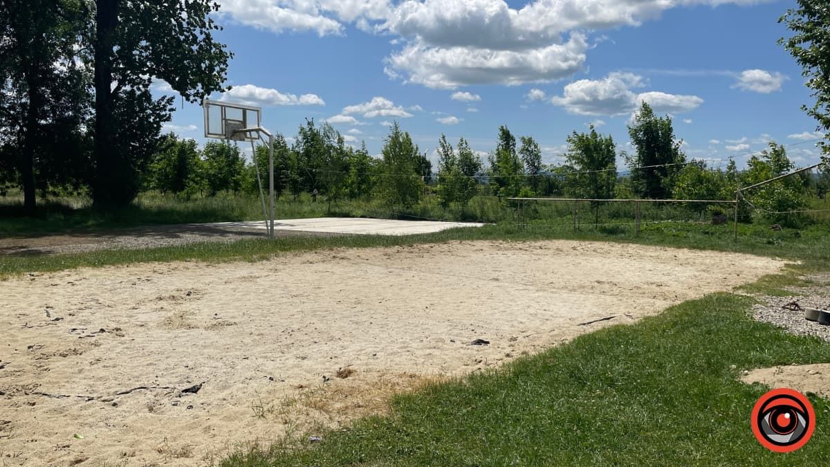 Волейбольний майданчик біля Шевченківського озера