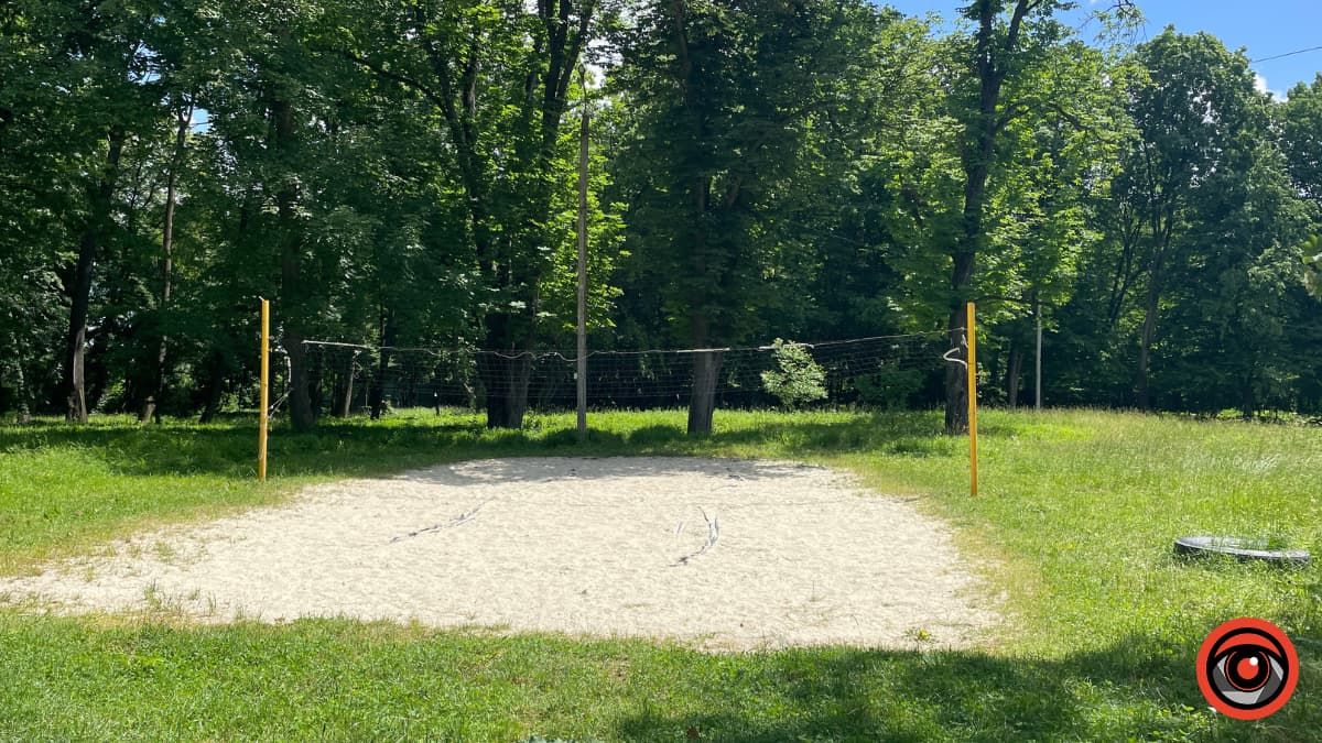 Де в Коломиї можна пограти волейбол і баскетбол: добірка спортивних майданчиків