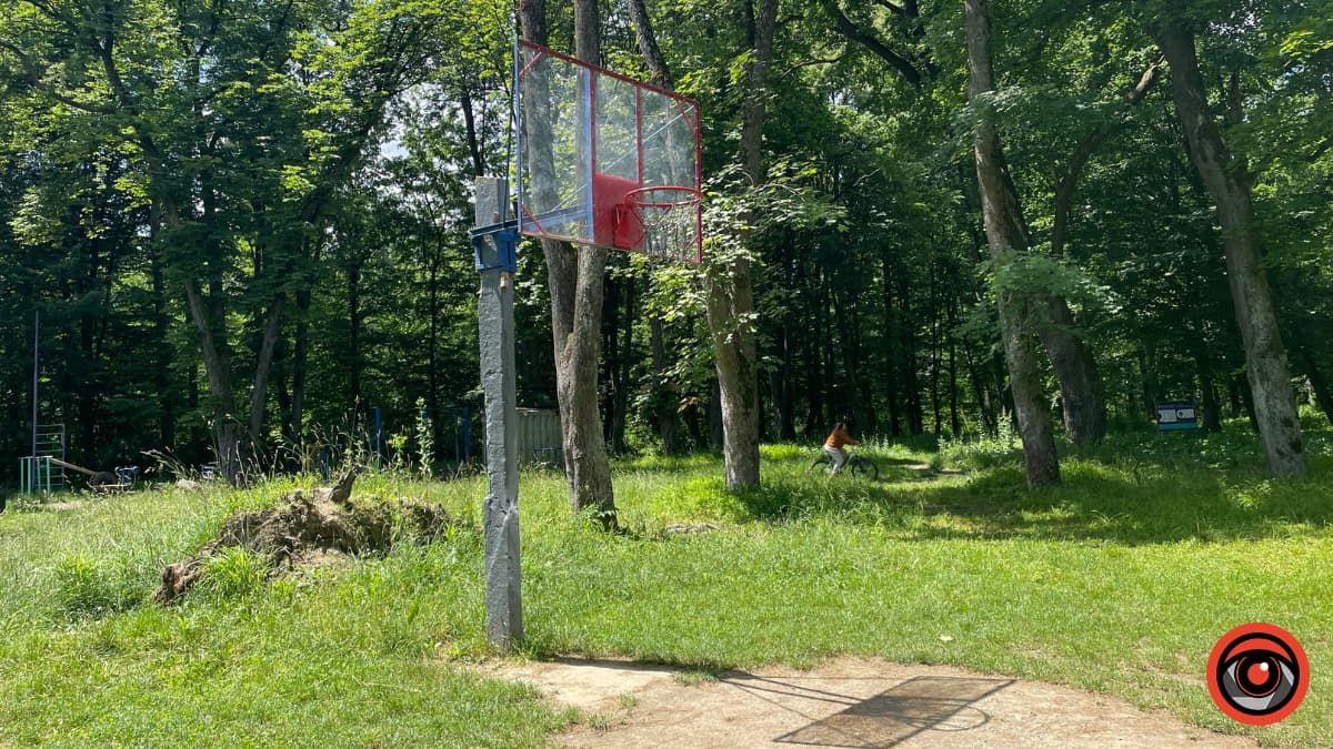 Баскетбольне кільце в парку імені Т. Шевченка