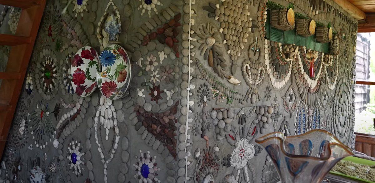 Річкове каміння, розбитий посуд та не тільки: мешканка Верховини оригінально декорувала свій дім 1
