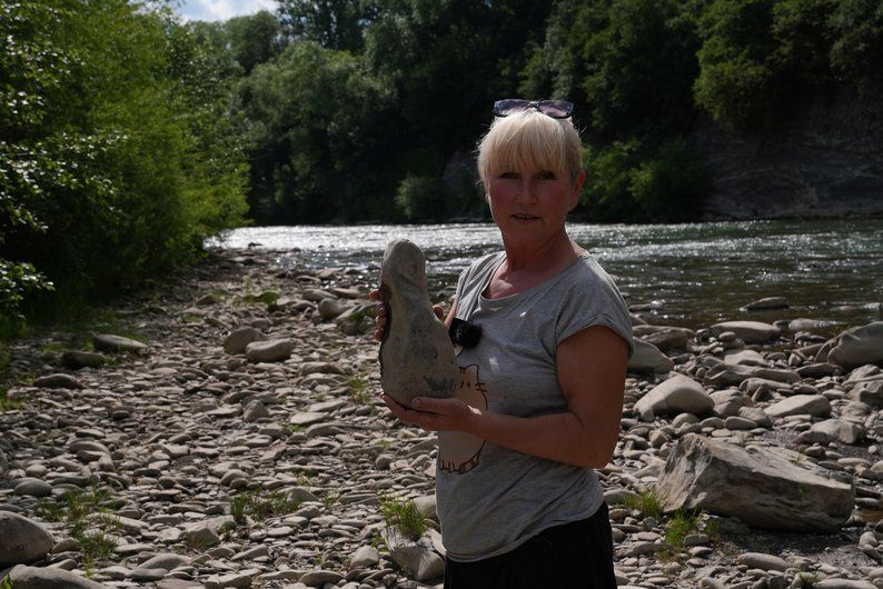 Річкове каміння, розбитий посуд та не тільки: мешканка Верховини оригінально декорувала свій дім 2