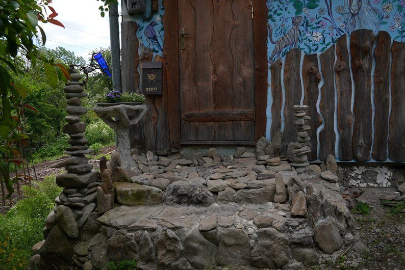 Річкове каміння, розбитий посуд та не тільки: мешканка Верховини оригінально декорувала свій дім 3