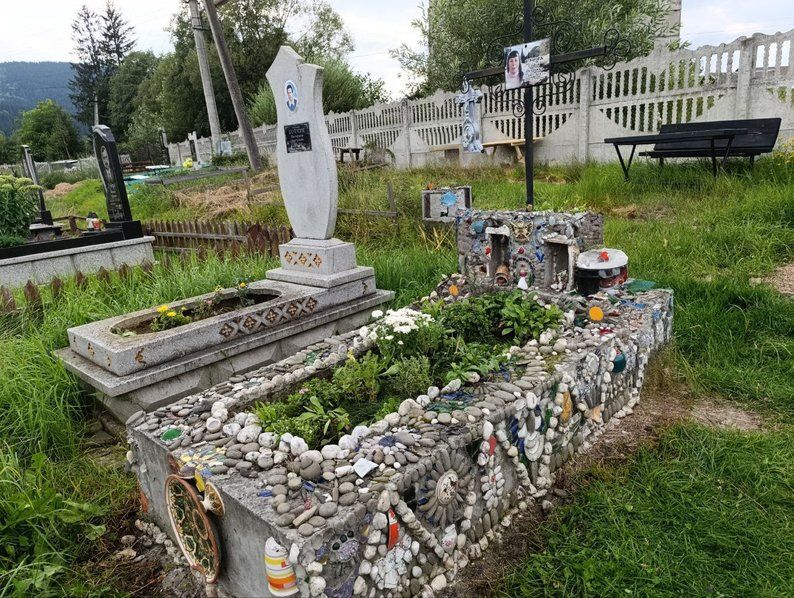 Річкове каміння, розбитий посуд та не тільки: мешканка Верховини оригінально декорувала свій дім 4