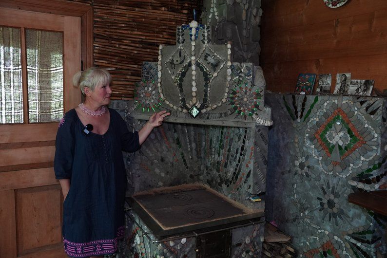 Річкове каміння, розбитий посуд та не тільки: мешканка Верховини оригінально декорувала свій дім 5