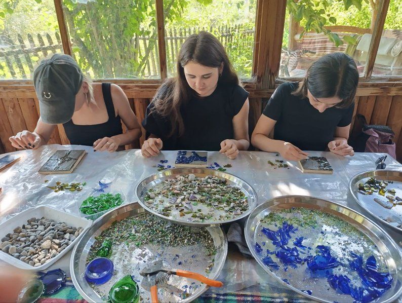 Річкове каміння, розбитий посуд та не тільки: мешканка Верховини оригінально декорувала свій дім 7