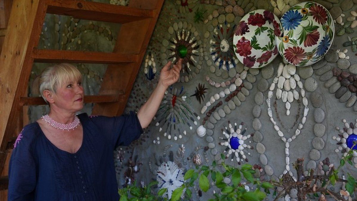Річкове каміння, розбитий посуд та не тільки: мешканка Верховини оригінально декорувала свій дім
