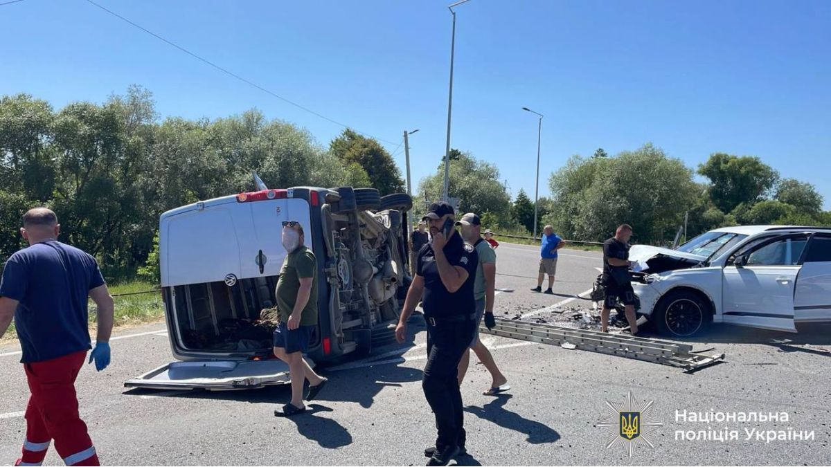 На об'їзній біля Коломиї зіткнулися легковик та мікроавтобус. Є постраждалі
