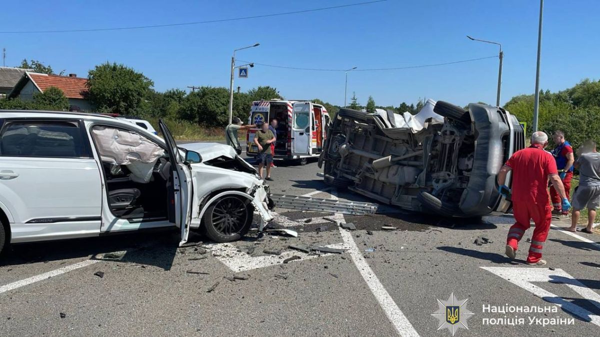 На об'їзній біля Коломиї зіткнулися легковик та мікроавтобус. Є постраждалі 2