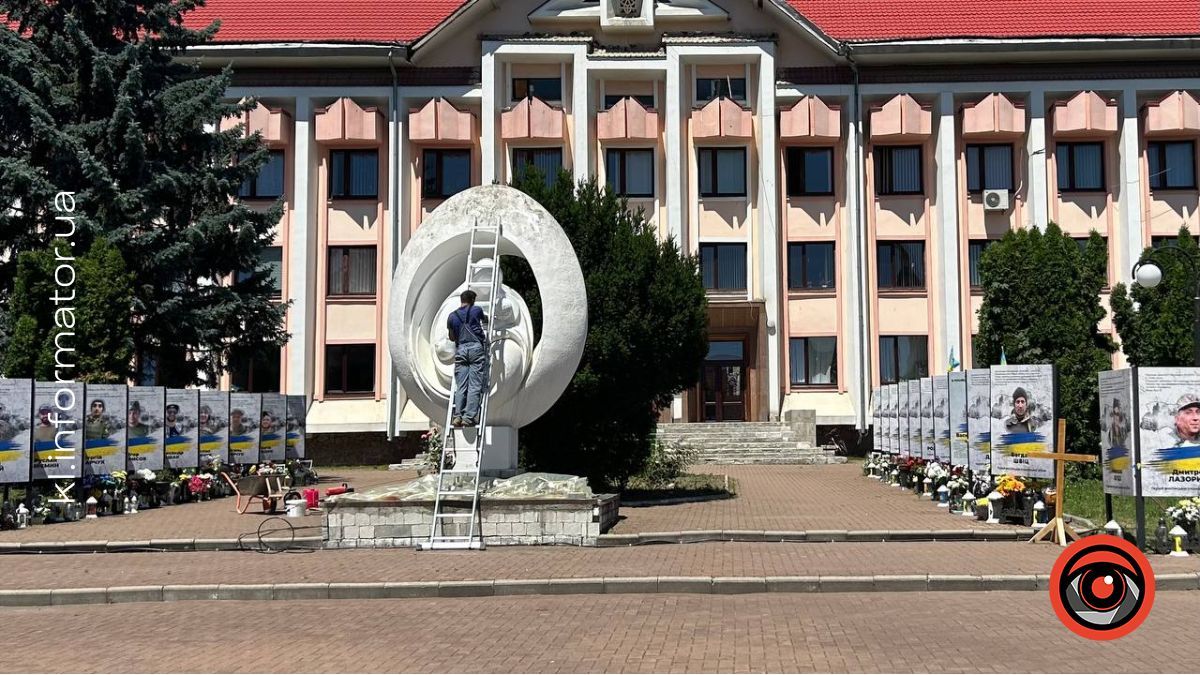 На площі Незалежності у Косові, де зустрічають героїв,  привели до ладу скульптуру