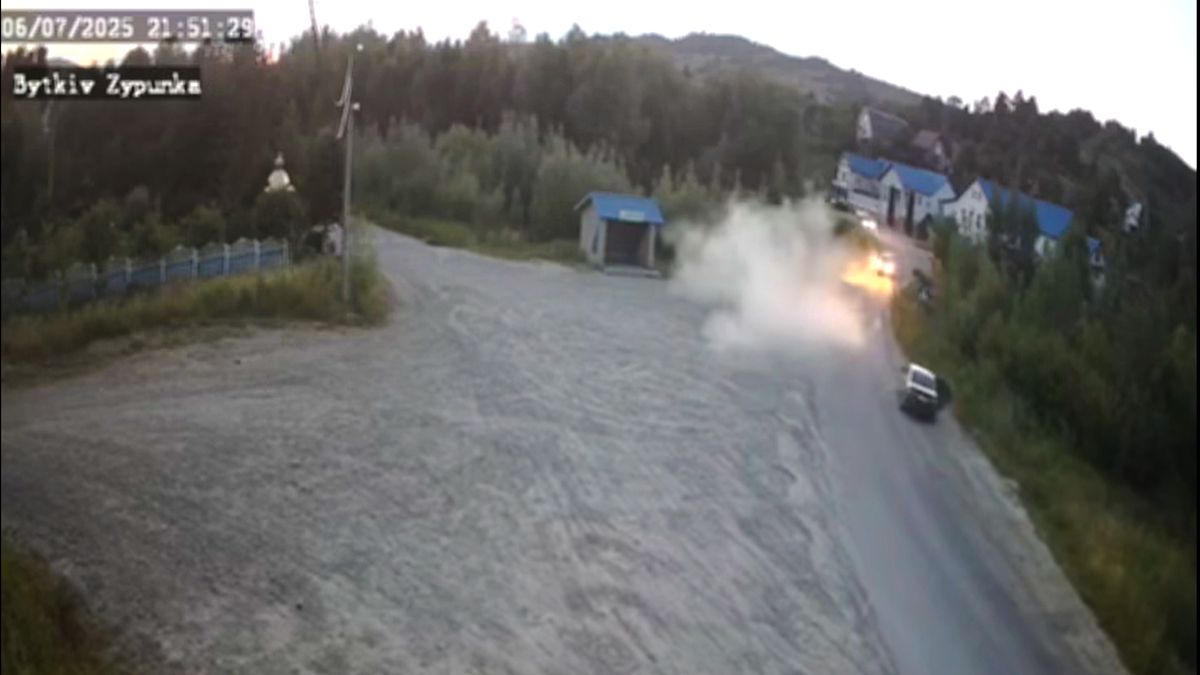 На Надвірнянщині водій легковика врізався в скульптуру хлопчика пішохода 2