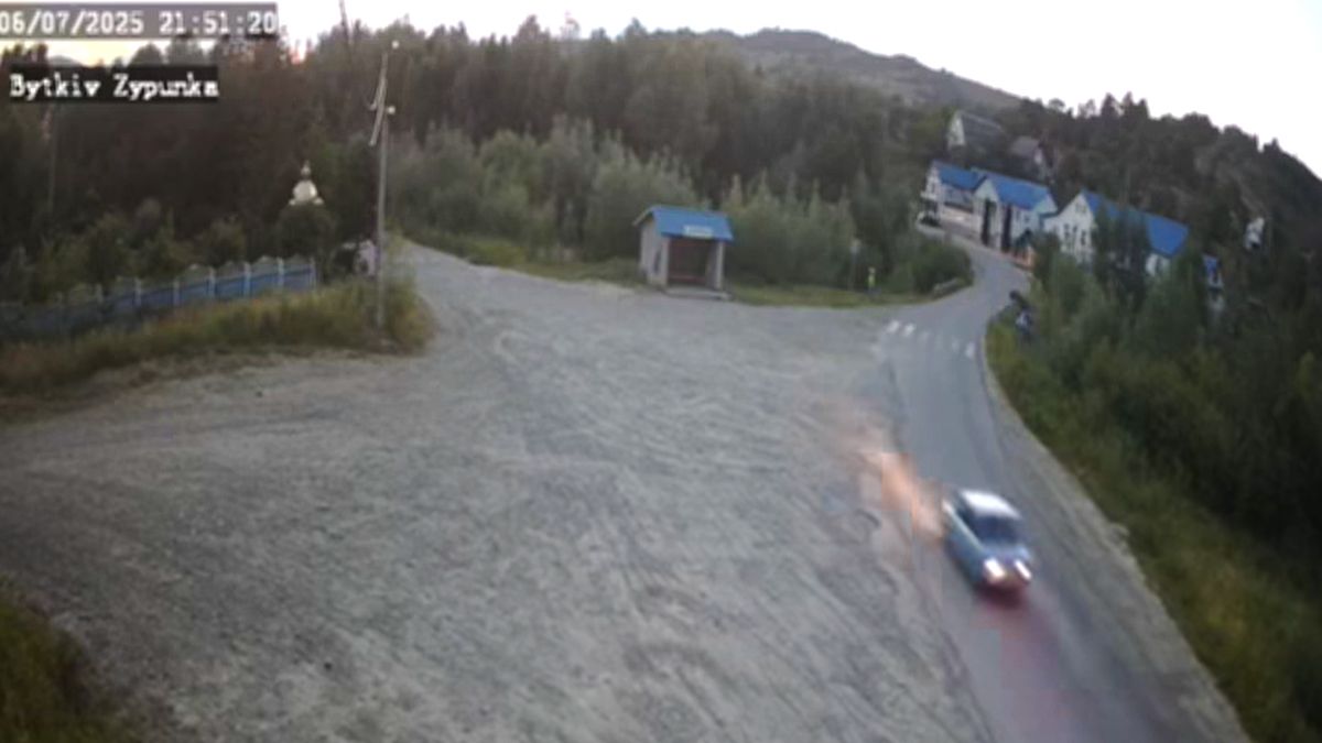 На Надвірнянщині водій легковика врізався в скульптуру хлопчика пішохода 1