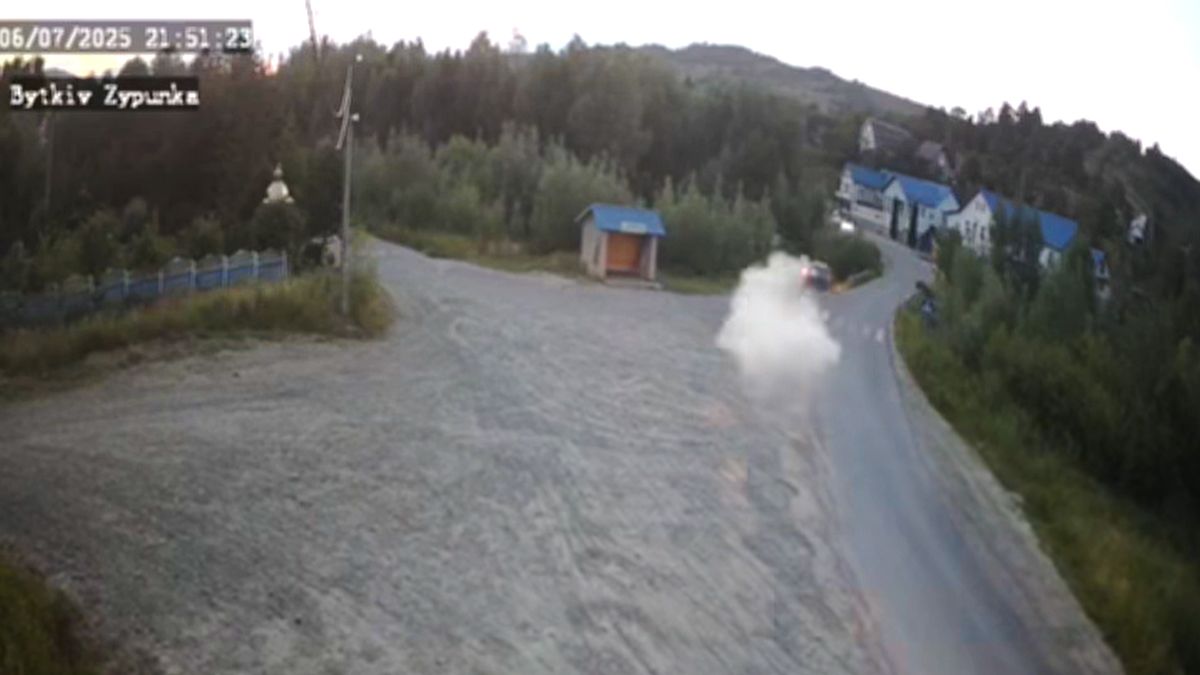 На Надвірнянщині водій легковика врізався в скульптуру хлопчика пішохода