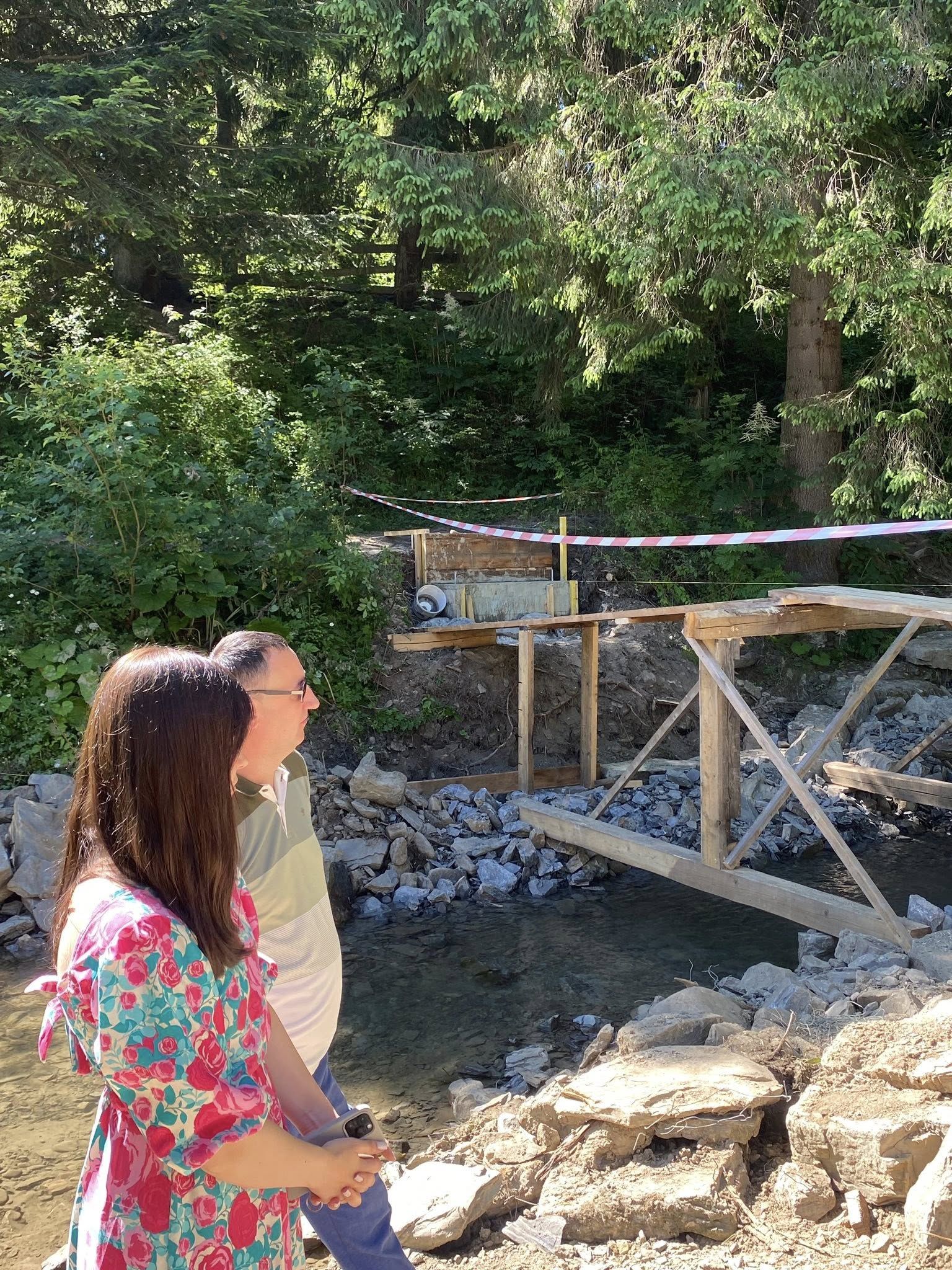 У Ворохті ремонтують міст до туристичної пам’ятки 1