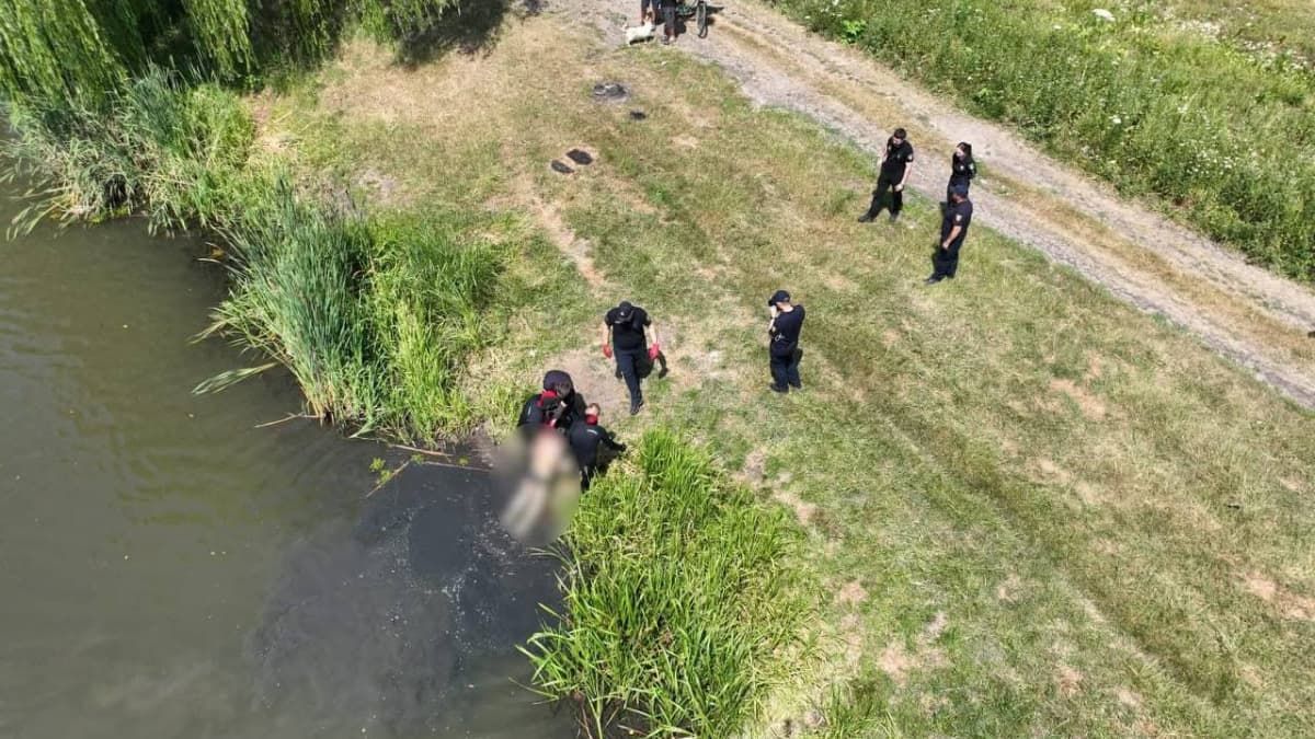 На Коломийщині водолази витягли тіло чоловіка із озера