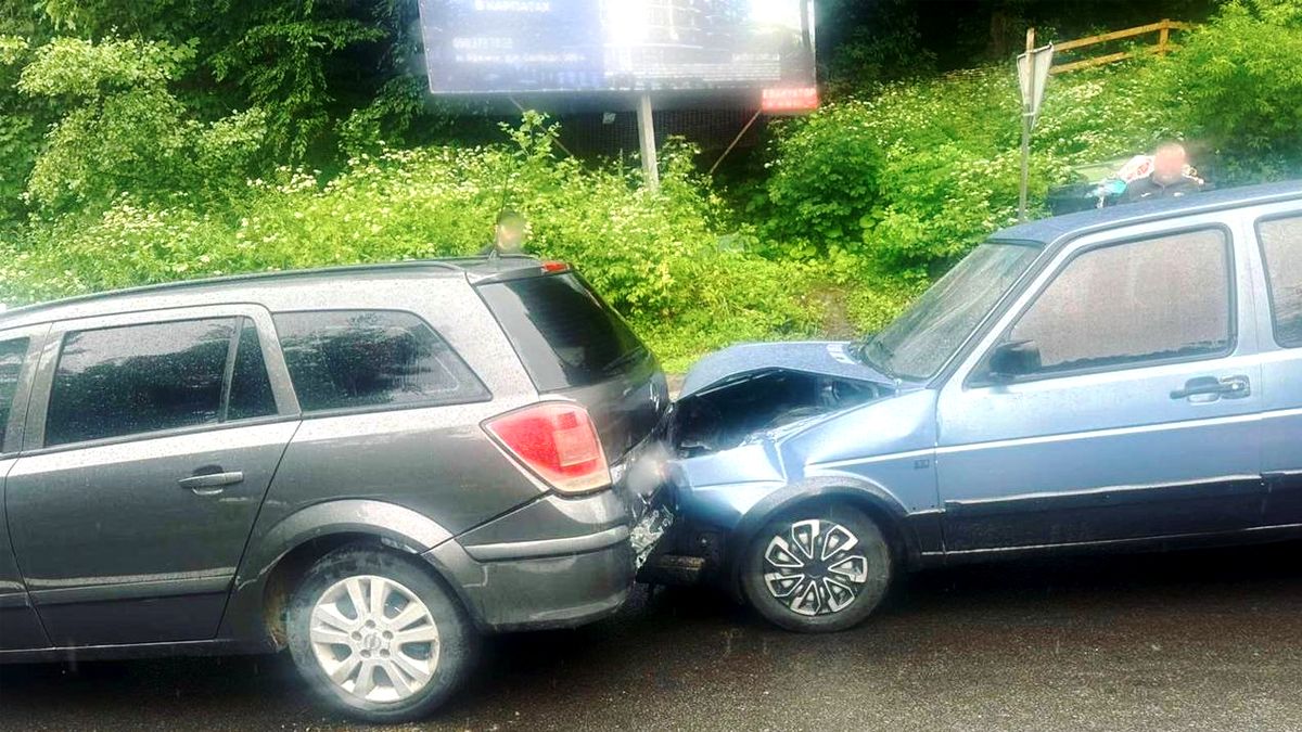 В Яремче на пішохідному переході зіткнулись два легковики