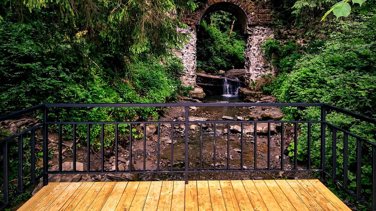 Відновили оглядовий мостик та облаштували відпочинкову зону: у Ворохті завершили ремонт біля вузькоколійного віадука 2