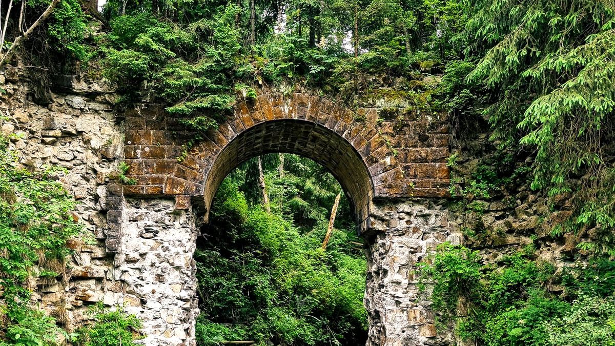 Відновили оглядовий мостик та облаштували відпочинкову зону: у Ворохті завершили ремонт біля вузькоколійного віадука 1