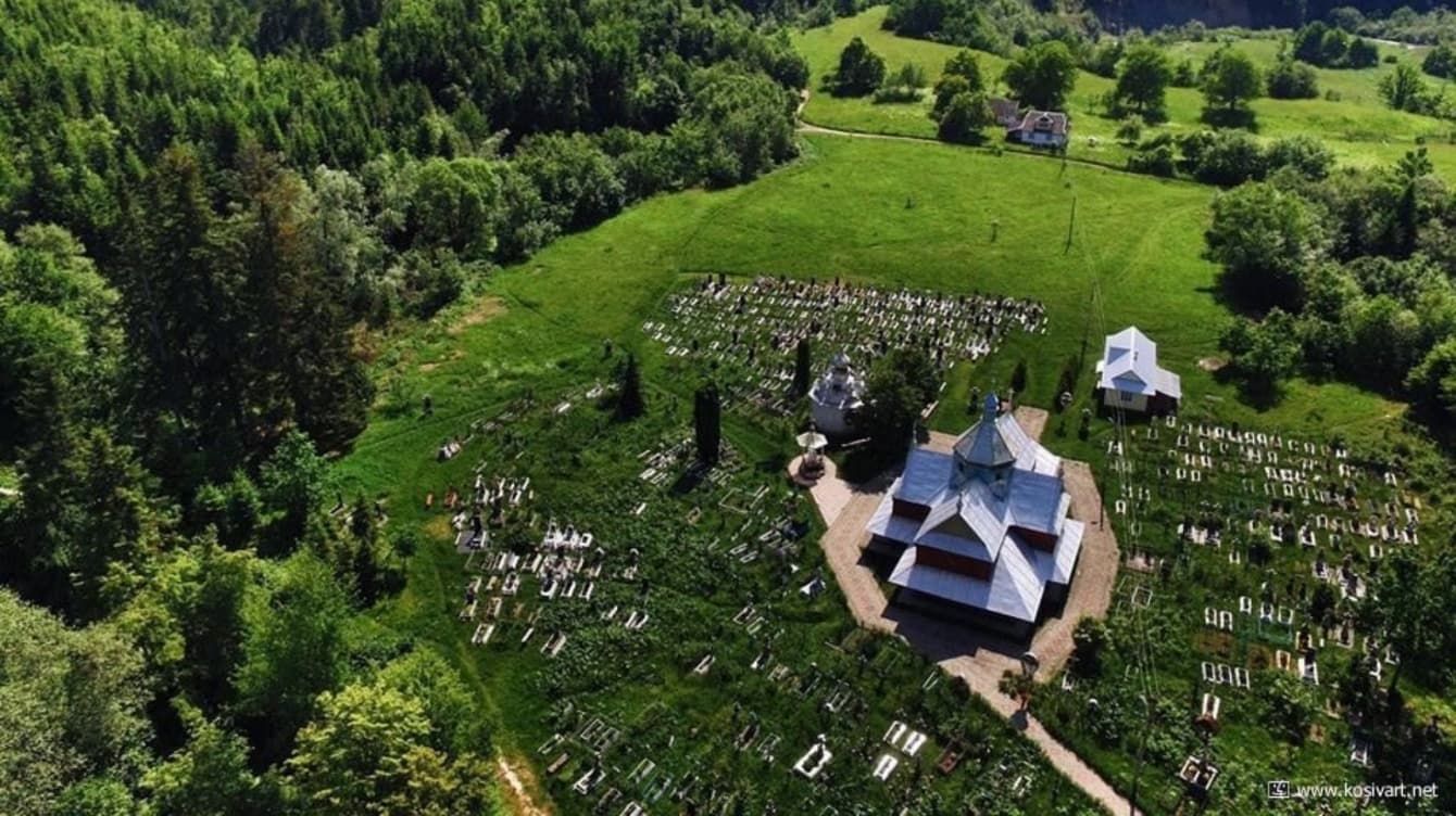 Храм у серці Карпат: найстаріша церква Гуцульщини досі відкрита для молитви