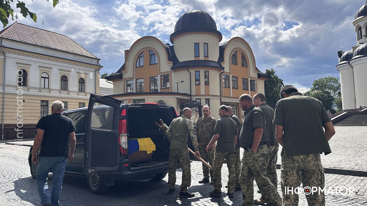 На вічний спочинок до Коломиї повернувся молодий захисник Арсен Деркач 4