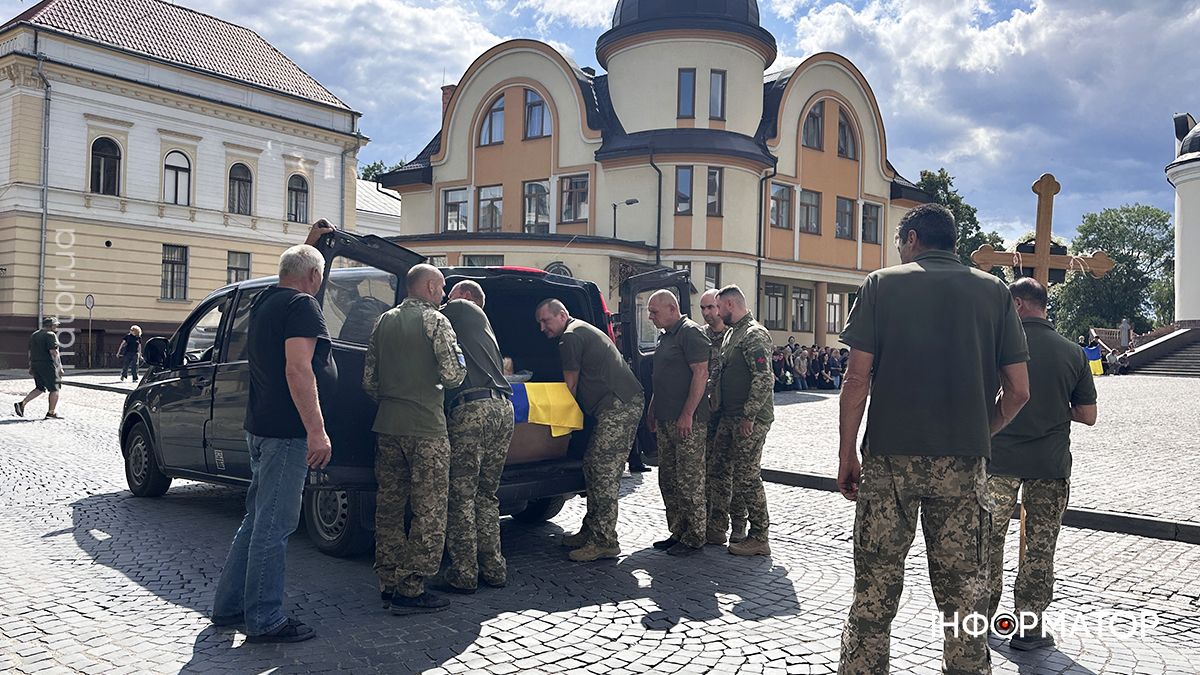 На вічний спочинок до Коломиї повернувся молодий захисник Арсен Деркач 5