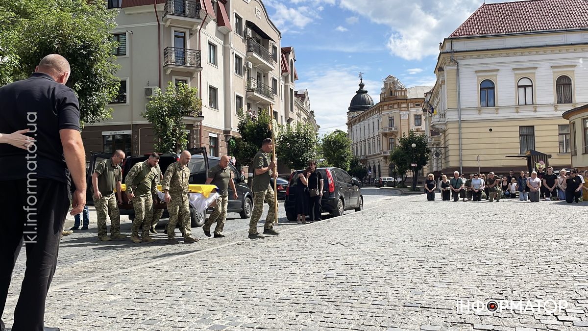 На вічний спочинок до Коломиї повернувся молодий захисник Арсен Деркач 6