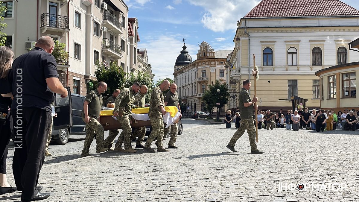 На вічний спочинок до Коломиї повернувся молодий захисник Арсен Деркач 7