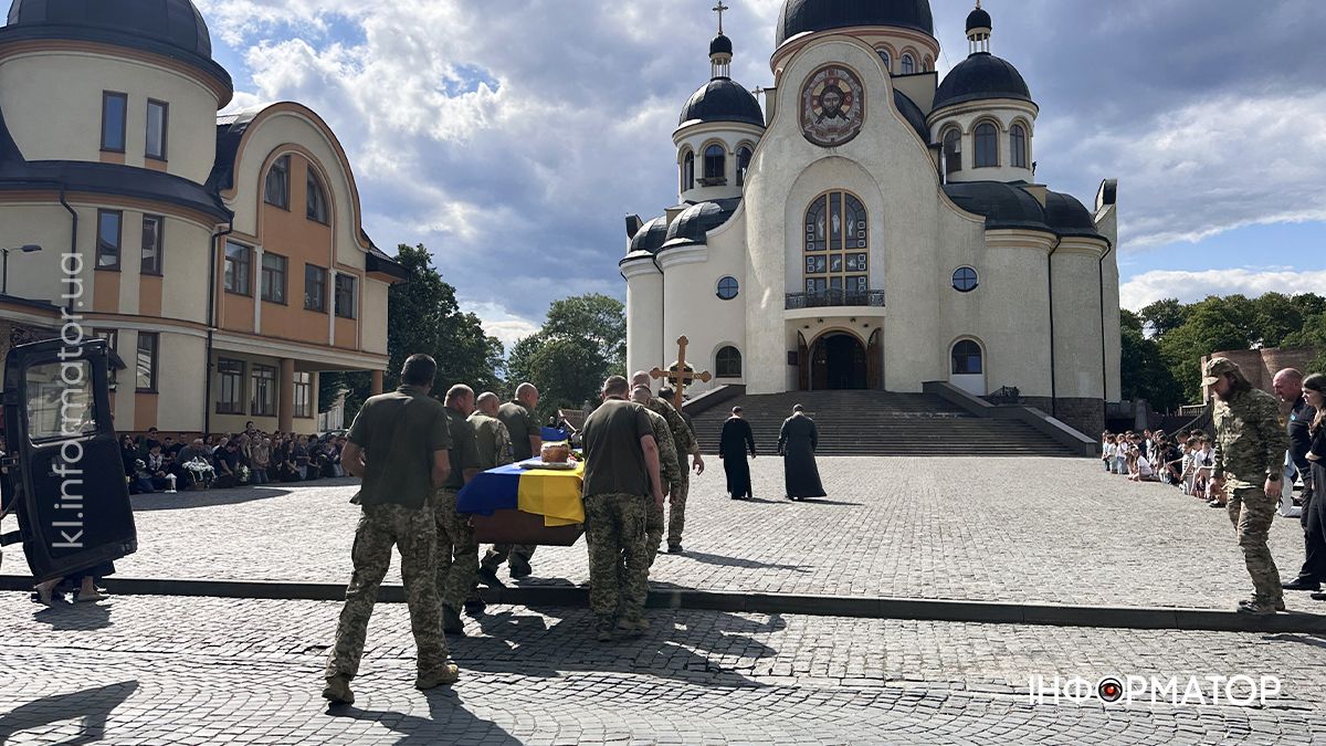 На вічний спочинок до Коломиї повернувся молодий захисник Арсен Деркач 8