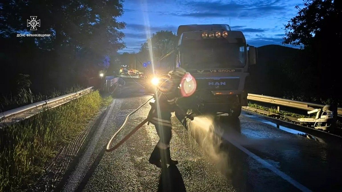 Потрійна ДТП у Делятині: наслідки автотрощі ліквідовували рятувальники