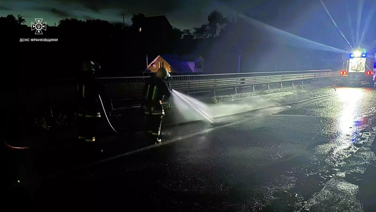 Потрійна ДТП у Делятині: наслідки автотрощі ліквідовували рятувальники 1