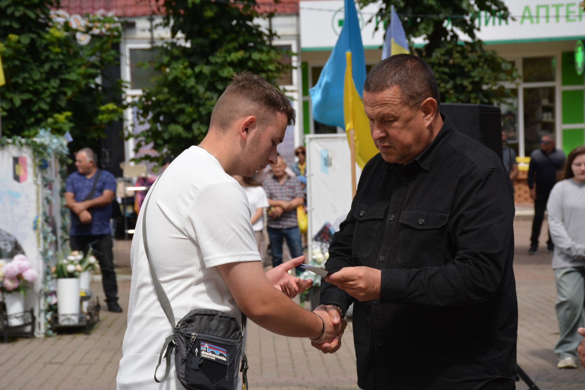 У Надвірній пам'ятними відзнаками нагородили полеглих військовослужбовців 14