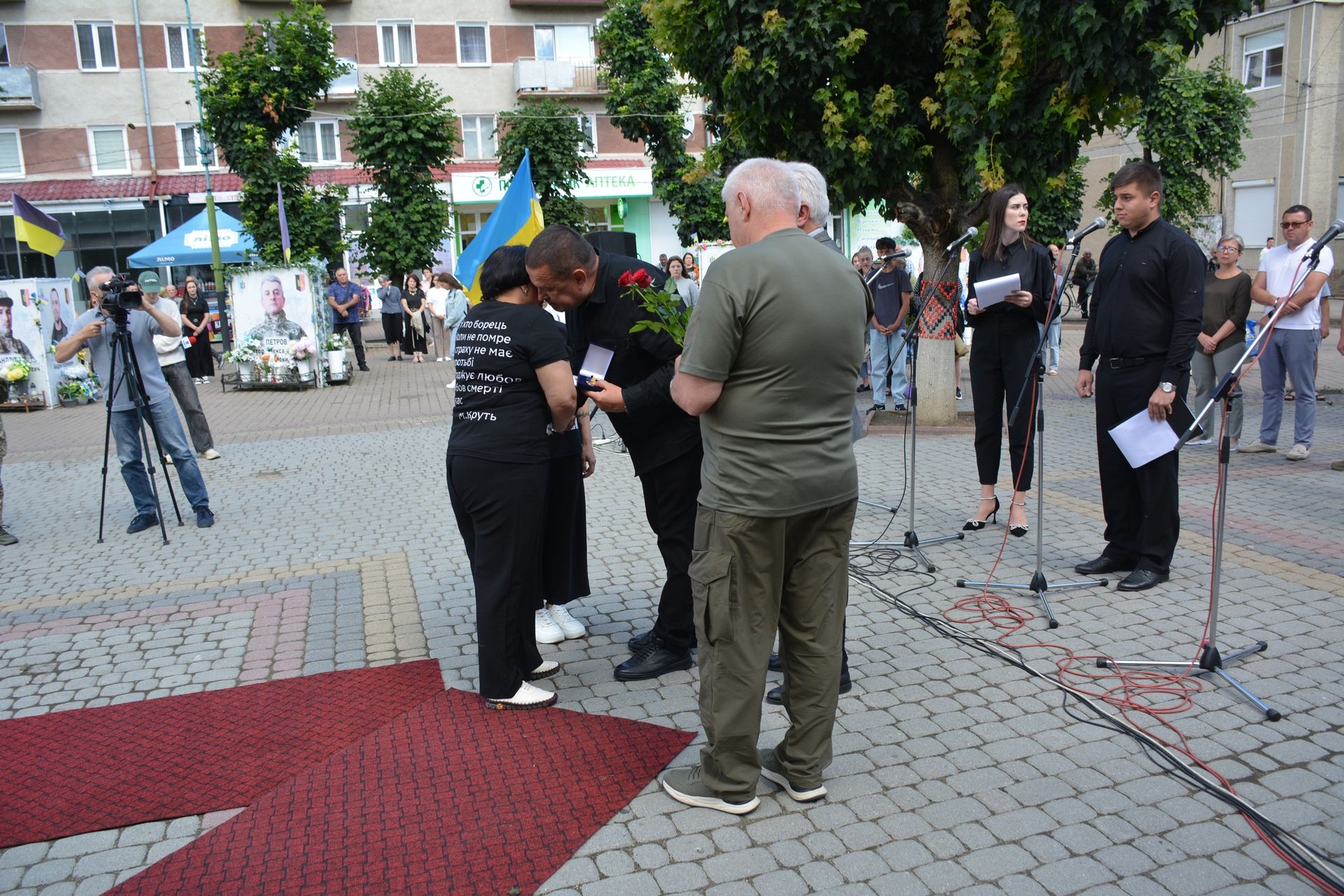 У Надвірній пам'ятними відзнаками нагородили полеглих військовослужбовців 12