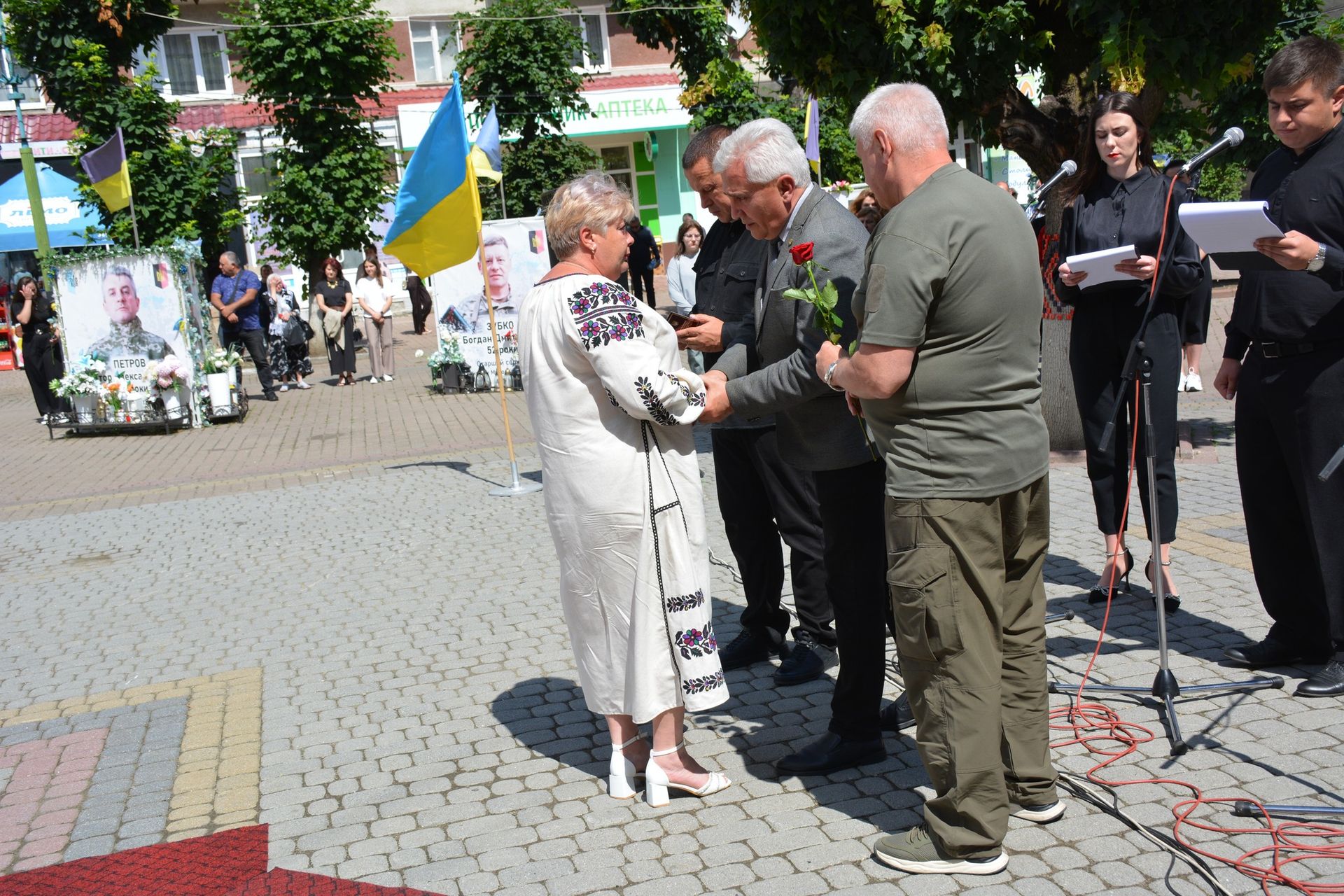 У Надвірній пам'ятними відзнаками нагородили полеглих військовослужбовців 9