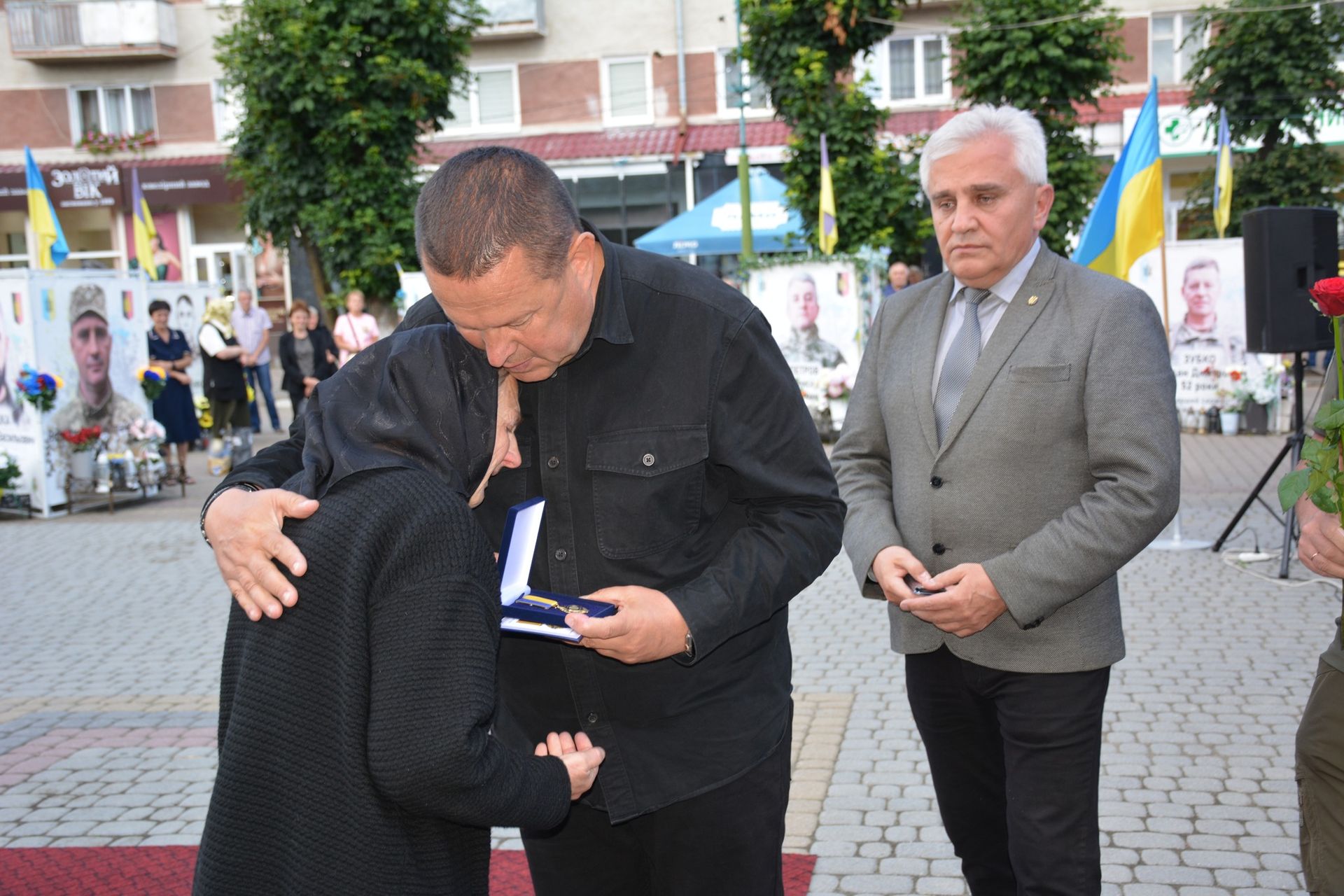 У Надвірній пам'ятними відзнаками нагородили полеглих військовослужбовців 8