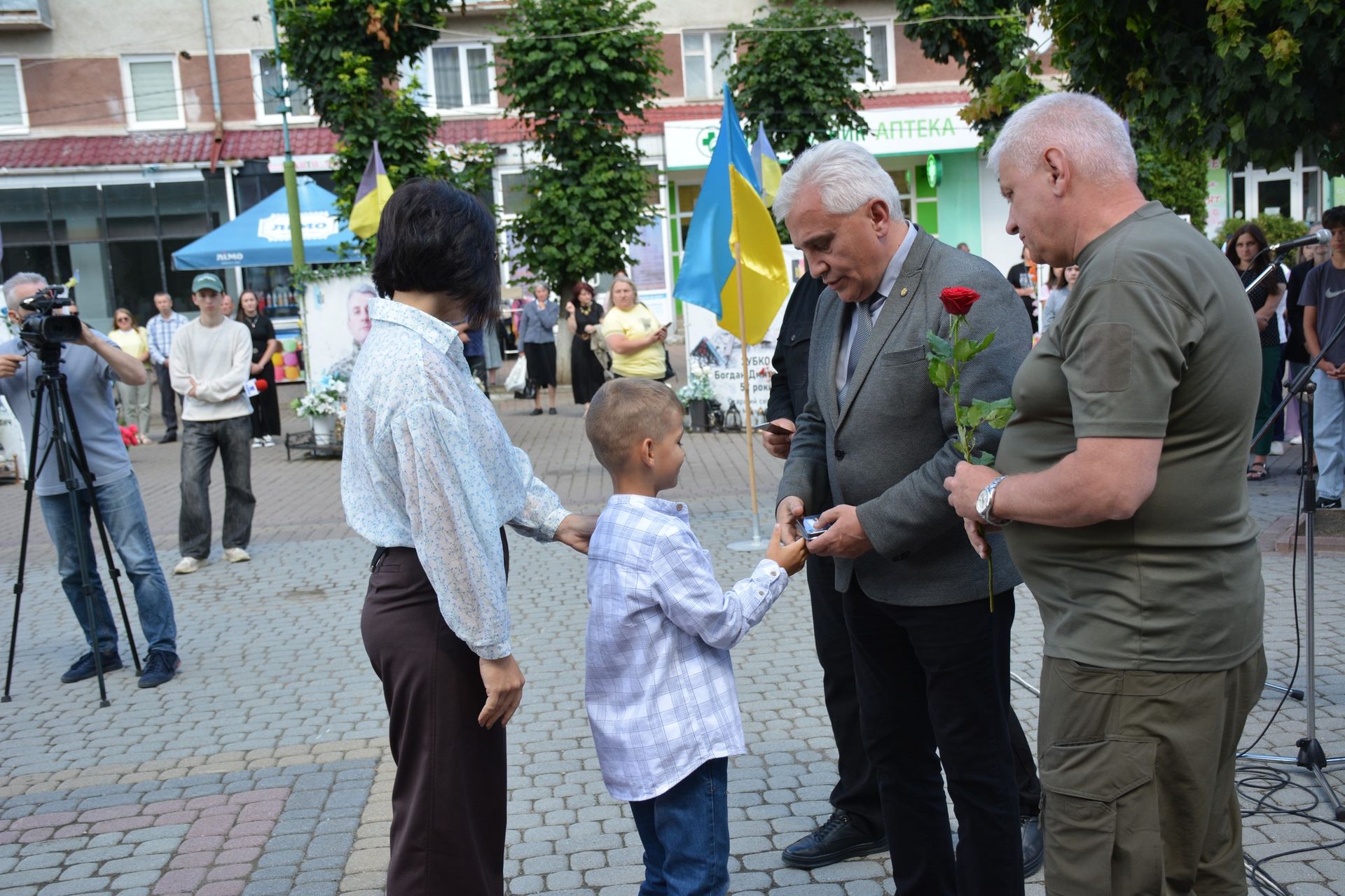 У Надвірній пам'ятними відзнаками нагородили полеглих військовослужбовців 2