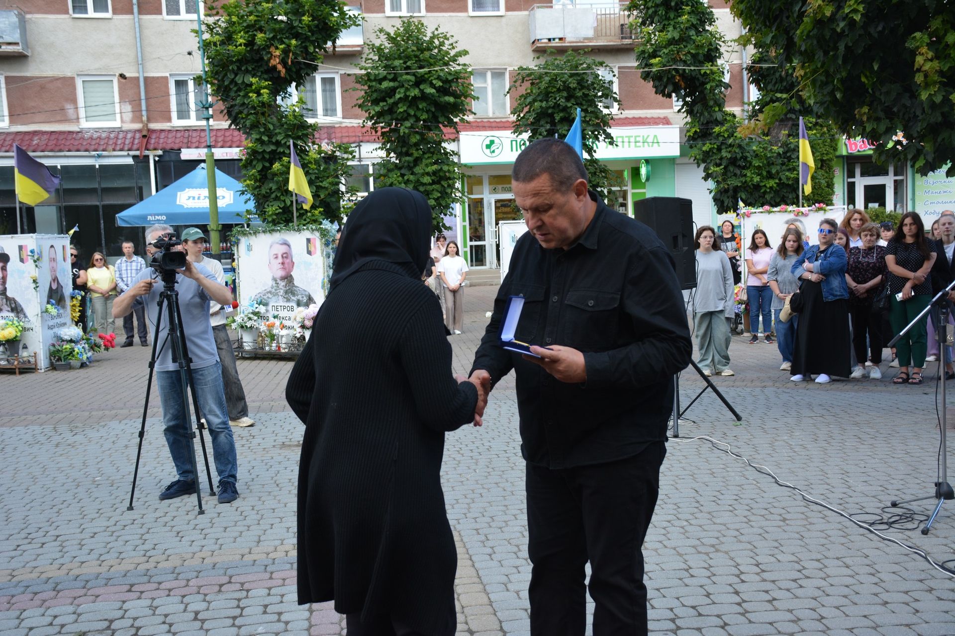 У Надвірній пам'ятними відзнаками нагородили полеглих військовослужбовців 1