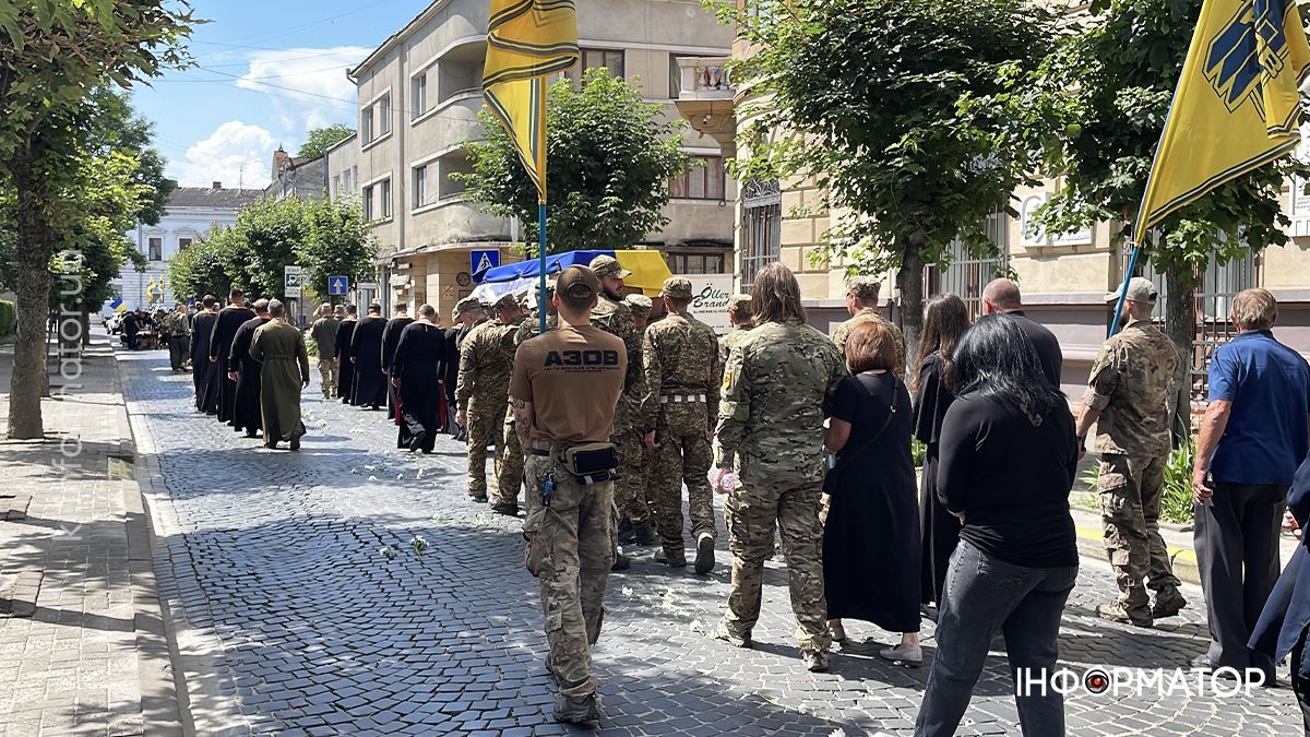 У Коломиї в останню дорогу провели загиблого Героя Арсена Деркача, який у 18 років став на захист Батьківщини 15
