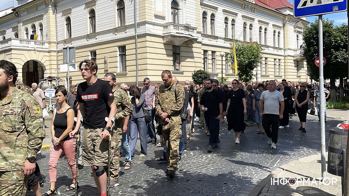 У Коломиї в останню дорогу провели загиблого Героя Арсена Деркача, який у 18 років став на захист Батьківщини 14