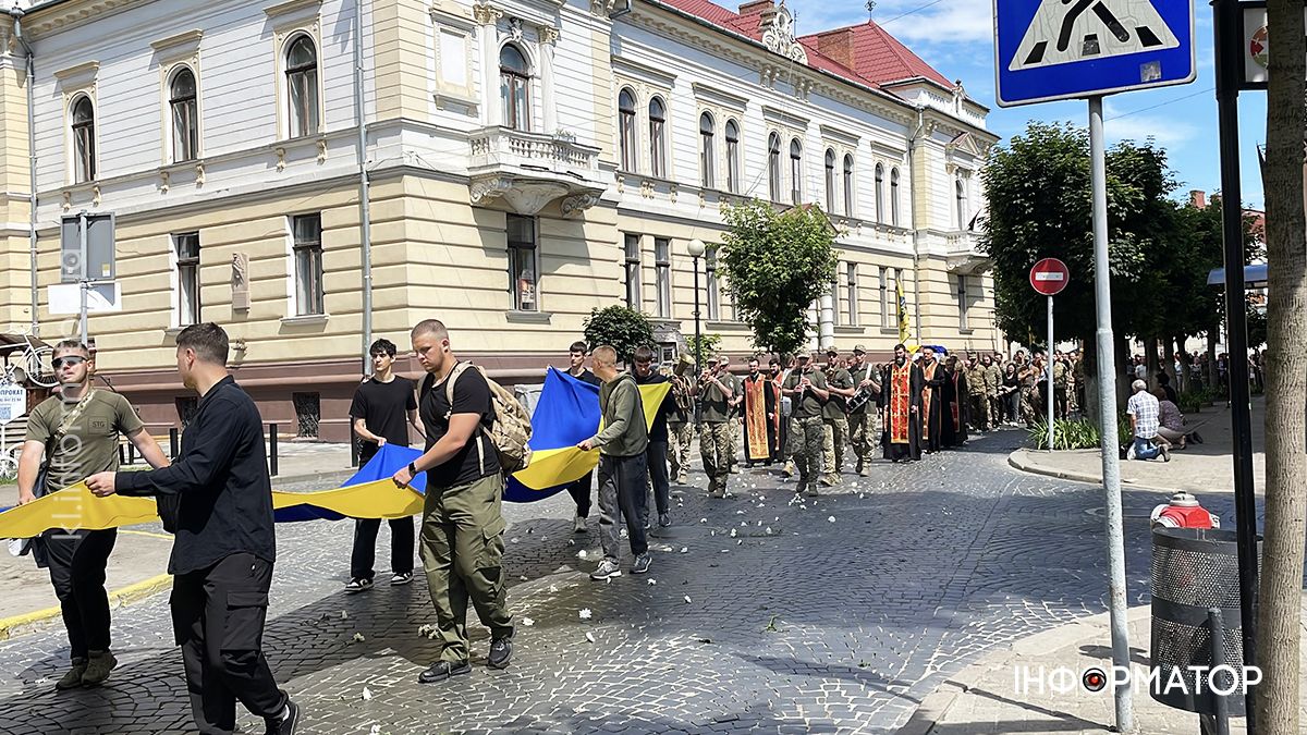 У Коломиї в останню дорогу провели загиблого Героя Арсена Деркача, який у 18 років став на захист Батьківщини 13